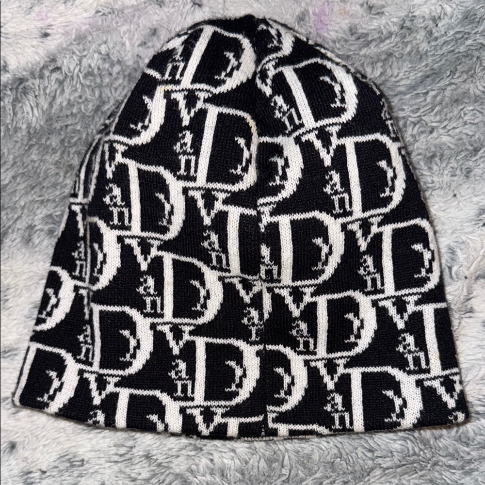 Men’s Or Women’s Vandy The Pink Logo Design Beanie! One size fits all! Brand new